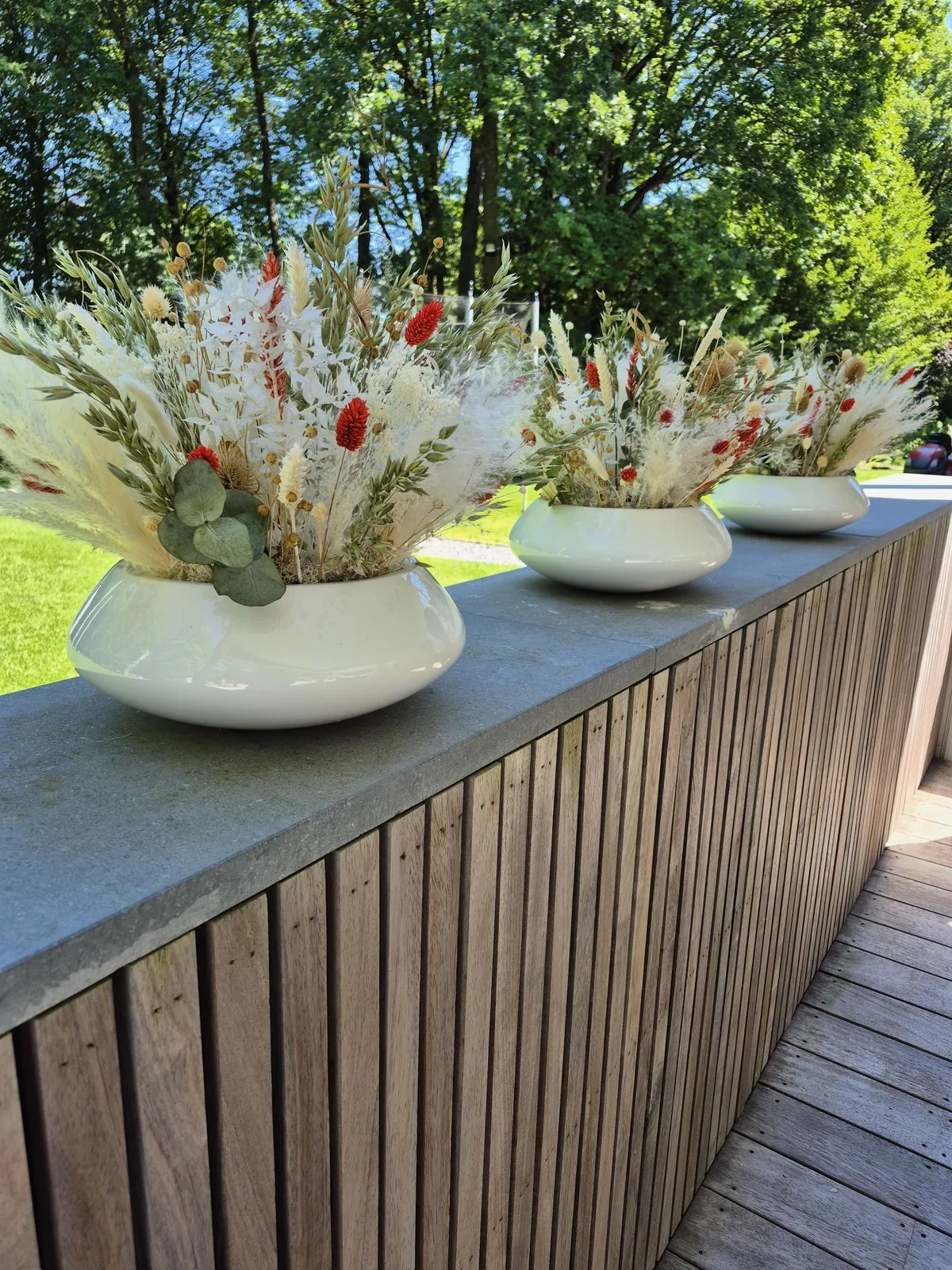 Montage et couronne en fleurs séchées